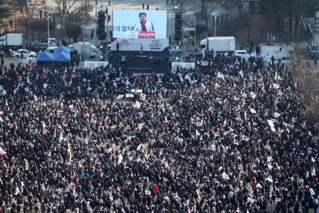 22일 오후 대전시청 남문광장에서 세이브코리아 주최로 탄핵반대 집회가 열렸다. 연합뉴스