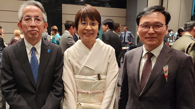 필자(오른쪽)가 함께 했던 아이보시 고이치(왼쪽) 전 주한 일본대사와 그의 부인.