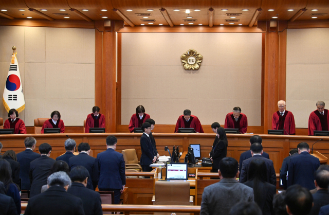 문형배 헌법재판소장 권한대행을 비롯한 헌법재판관들이 20일 서울 종로구 헌법재판소에서 열린 윤 대통령의 탄핵 심판 10차 변론에 입장해 인사하고 있다. 연합뉴스