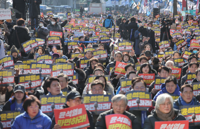 더불어민주당 박찬대 원내대표를 비롯한 의원들이 22일 서울 종로구 헌법재판소 인근 안국동사거리에서 열린 '내란종식·헌정수호를 위한 윤석열 파면 범국민 대회'에서 구호를 외치고 있다. 연합뉴스