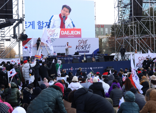 22일 대전 서구 대전시청 앞 보라매공원에서 개신교 단체 세이브코리아가 개최한 윤석열 대통령 탄핵 반대 및 석방 촉구 국가비상기도회에서 한국사 강사 전한길 씨가 발언하고 있다. 대전=연합뉴스