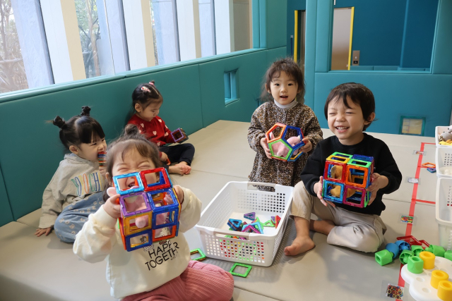 분당 두산타워 내 ‘미래나무어린이집’에서 임직원 자녀들이 놀이를 하고 있다. 사진 제공=두산