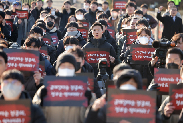 22일 서울 용산 대통령실 앞에서 군 미필 사직 전공의들이 최근 국방부가 입법 예고한 '의무·수의 장교의 선발 및 입영 등에 관한 훈령' 개정안에 반대하며 집회를 하고 있다. 연합뉴스