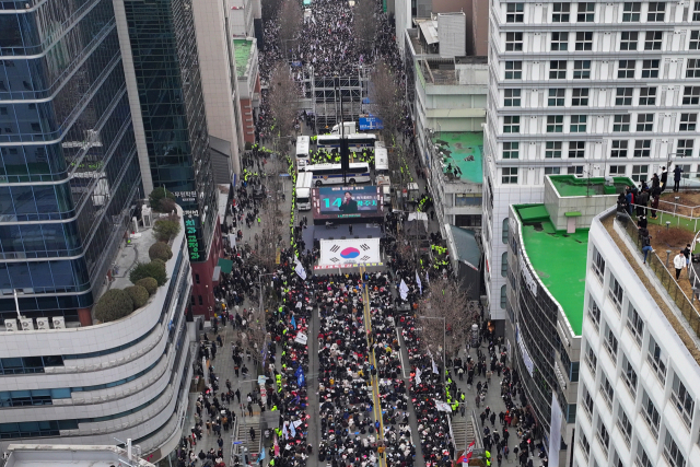 15일 오후 광주 동구 금남로에서 경찰 버스로 만든 차벽을 사이에 두고 아래쪽에서는 윤석열 대통령 탄핵에 찬성, 위쪽에서는 반대하는 집회가 각각 열리고 있다. 광주=연합뉴스