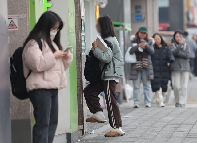 [르포] "돌고 돌아 '철밥통'이 제일이더라"…MZ 북적이는 노량진