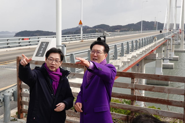 김경수(왼쪽) 전 경남도지사가 23일 전남 신안 임자2대교에서 박우량 신안군수와 함께 이야기를 나누고 있다. 사진=김 전 지사 측