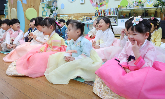 설 연휴를 이틀 앞둔 1월 23일 오전 인천 미추홀구 숭의유치원에서 어린이들이 세배 예절을 배우고 있다. 연합뉴스