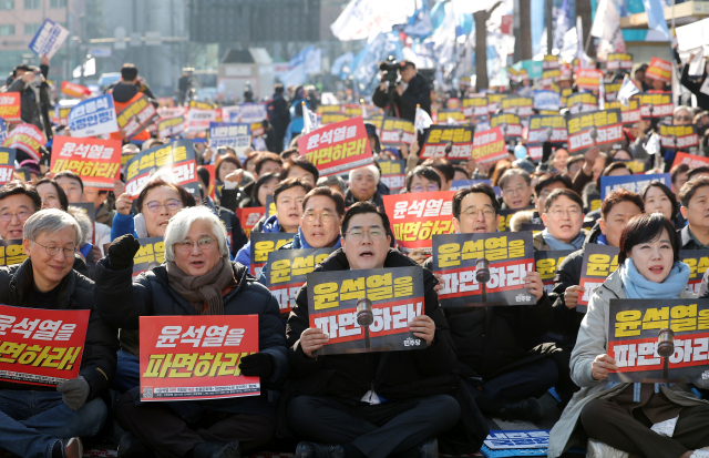 박찬대(앞줄 가운데) 더불어민주당 원내대표를 비롯한 민주당 의원들이 22일 서울 종로구 헌법재판소 인근에서 열린 ‘내란종식·헌정수호를 위한 윤석열 파면 범국민 대회’에서 구호를 외치고 있다. 연합뉴스