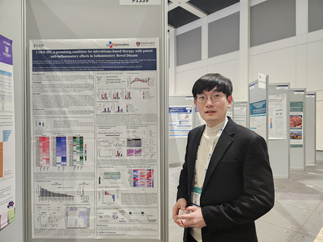 신창식 CJ바이오사이언스 항염증 파트장이 21일(현지시간) 독일 베를린에서 열리고 있는 ‘2025 유럽 크론병 및 대장염학회’(ECCO)에서 신약 후보물질 ‘CJRB-201’에 대해 포스터 발표를 진행하고 있다.