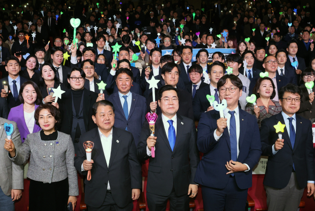 23일 서울 여의도 국회 의원회관에서 열린 더불어민주당 전국청년위원회 전국청년당원대회에서 박찬대 더불어민주당 박찬대 원내대표 등 참석자들이 기념촬영을 하고 있다. 연합뉴스