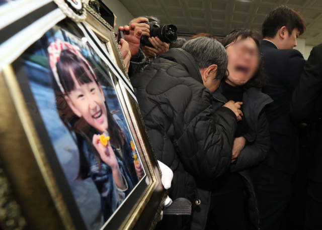 14일 대전 서구 건양대병원 장례식장에서 김하늘양의 발인식이 엄수되고 있다. 뉴스1