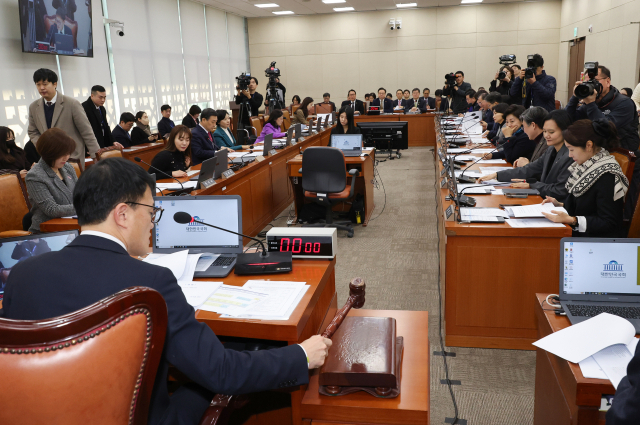 박주민 국회 보건복지위원장이 21일 국회에서 열린 보건복지위원회 전체회의에서 의사봉을 두드리고 있다. 연합뉴스