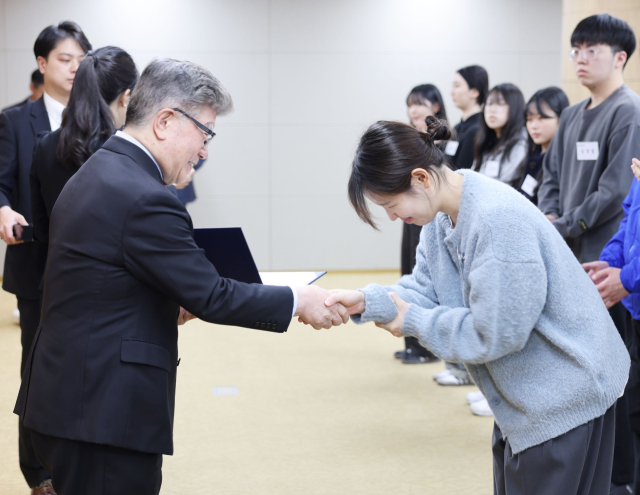 김중수(앞줄 왼쪽) 유한재단 이사장이 21일 유한양행 본사에서 ‘2025년 유한재단 장학금 수여식’을 열고 장학증서를 전달하고 있다. 사진 제공=유한재단