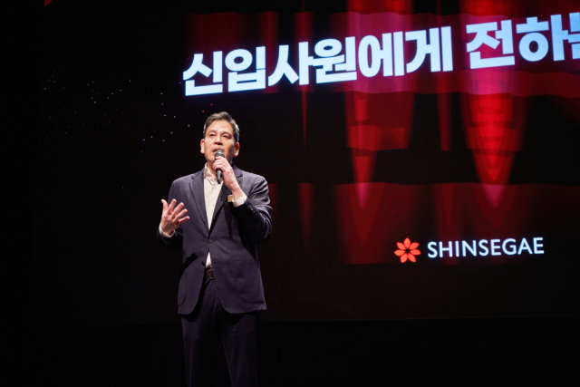 정용진 신세계그룹 회장이 '신세계 남산'에서 열린 신입사원 수료식에 참석해 질의 응답을 하는 모습. 사진 제공=신세계그룹