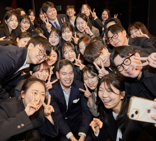 정용진 신세계그룹 회장이 '신세계 남산'에서 열린 신입사원 수료식에 참석해 신입사원과 셀카를 함께 찍고 있다. 사진 제공=신세계그룹