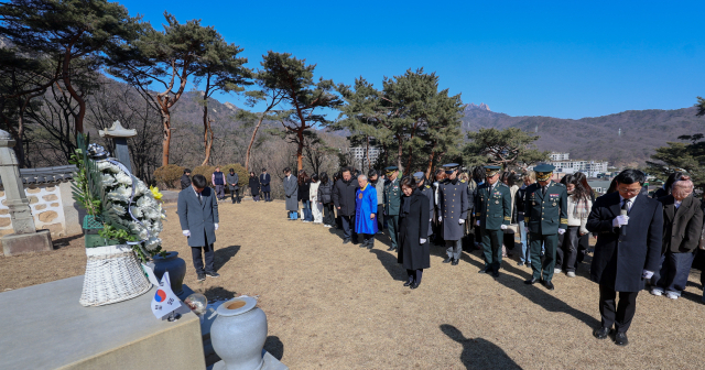 강정애 국가보훈부 장관이 24일 서울시 강북구 수유동에 위치한 애국선열묘역의 손병희선생 묘소를 찾아 육군사관학교장 및 생도, 의정부청소년수련관 보훈외교단 청소년들과 함께 헌화 및 묵념을 하고 있다. 사진 제공=국가보훈부