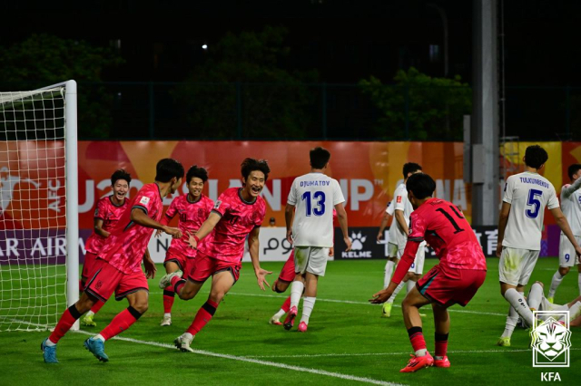 신민하(왼쪽 네 번째)의 득점에 환호하는 축구 대표팀. 사진 제공=대한축구협회