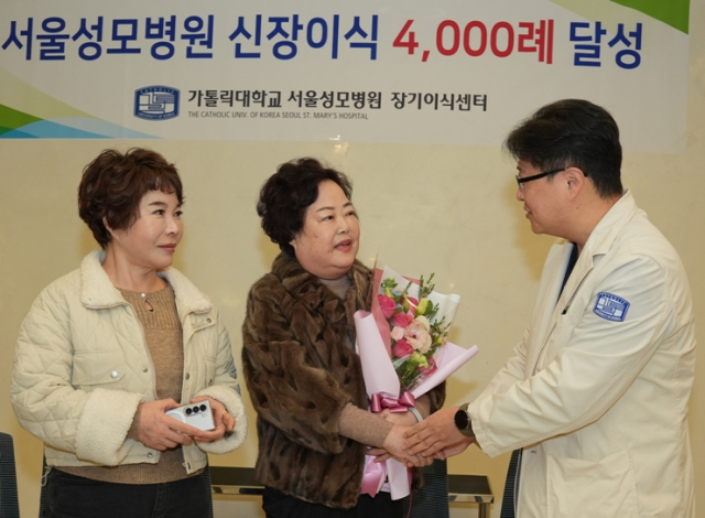 4000번째 신장이식 수술을 받은 환자 이 모씨의 주치의인 서울성모병원 장기이식센터 정병하(오른쪽) 신장내과 교수가 수술 후 건강을 되찾은 환자에게 축하하는 인사를 전하고 있다. 사진 제공=서울성모병원