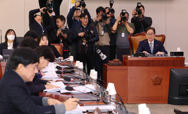 24일 국회에서 열린 상법 일부 개정 법률안, 명태균과 관련한 불법 선거 개입 및 국정 농단 사건 등의 진상 규명을 위한 특별검사의 임명 등에 관한 법률안 등을 심의하는 국회 법제사법위원회의 법안심사제1소위원회에서 더불어민주당 소속 박범계(오른쪽) 위원장이 발언하고 있다. 연합뉴스