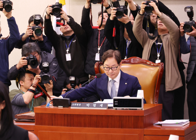 국회 법제사법위원회의 법안심사제1소위원회가 열린 24일 서울 여의도 국회에서 박범계 소위원장이 의사봉을 두드리고 있다. 연합뉴스