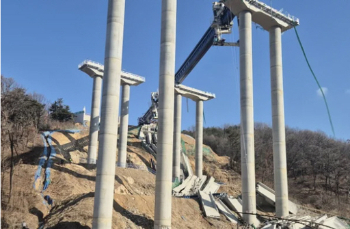 교량 붕괴사고가 발생한 서울세종고속도로 천안 입장구간 교량. 사진제공=소방청