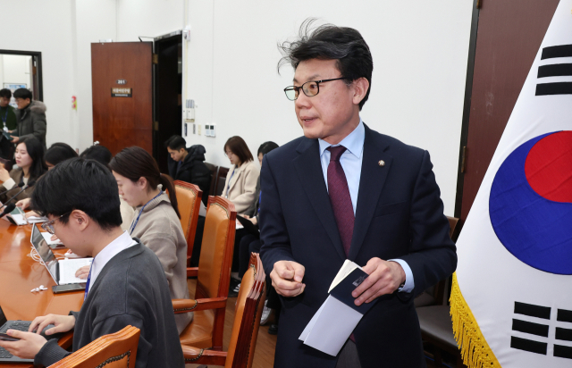 진성준 더불어민주당 정책위의장이 24일 국회에서 열린 국민연금 개혁과 관련한 기자 간담회에 입장하고 있다. 연합뉴스