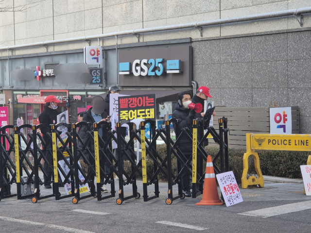 25일 오전 문형배 헌법재판소장 권한대행이 사는 것으로 추정되는 종로구의 한 아파트 단지에서 보수단체의 집회가 열리고 있다.정유나 견습기자