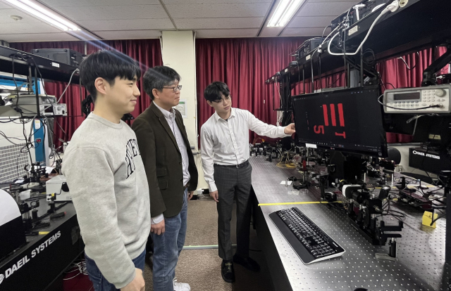 포스텍(POSTECH)에서 연구원들이 무색수차 메타렌즈를 개발하고 있다. 사진제공=삼성전자