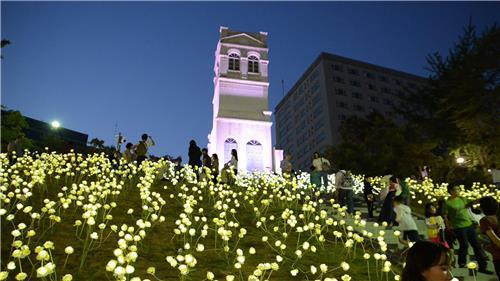 서울 정동의 대표적 관광지인 구 러시아공사관 모습. ‘정동야행’이 진행중이다. 사진 제공=중구