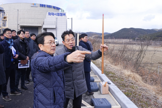 강기정 광주광역시장이 지난 23일 광주시 광산구 미래차 국가산단을 방문해 현장을 둘러보고 추진상황을 점검하고 있다. 사진 제공=광주광역시