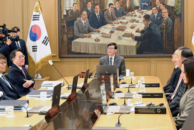 이창용 한국은행 총재가 25일 서울 중구 한국은행 본관에서 열린 금융통화위원회 본회의에서 발언하고 있다. 연합뉴스