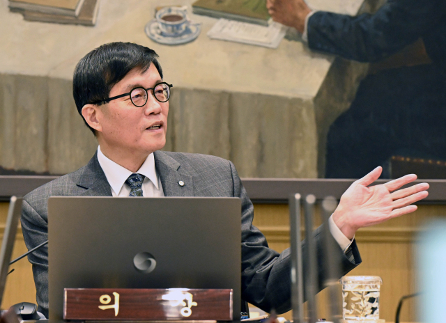 이창용 한국은행 총재가 25일 서울 중구 한국은행 본관에서 열린 금융통화위원회 본회의에서 배석한 국장들과 대화하고 있다. 연합뉴스