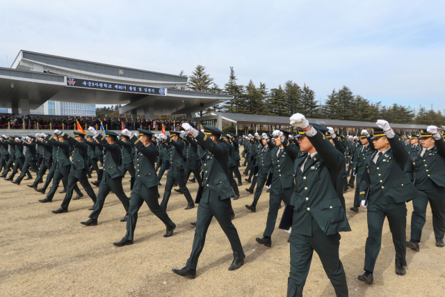 지난 2월 25일 김선호 국방부장관 직무대행 주관으로 경북 영천시 소재 육군3사관학교에서 제60기 졸업 및 임관식에서 368명의 신임 육군 장교들이 힘차게 행진하고 있다. 사진 제공=국방부