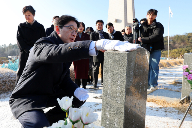 김경수 전 경남도지사가 지난 24일 광주 북구 국립 5·18 민주묘지를 찾아 문재학 열사 묘역을 참배하고 있다. 연합뉴스