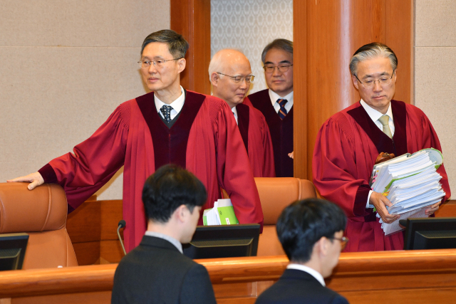 문형배 헌법재판소장 권한대행을 비롯한 재판관들이 25일 서울 종로구 헌법재판소에서 열린 윤석열 대통령 탄핵심판 11차 변론기일에 입장하고 있다. 사진공동취재단