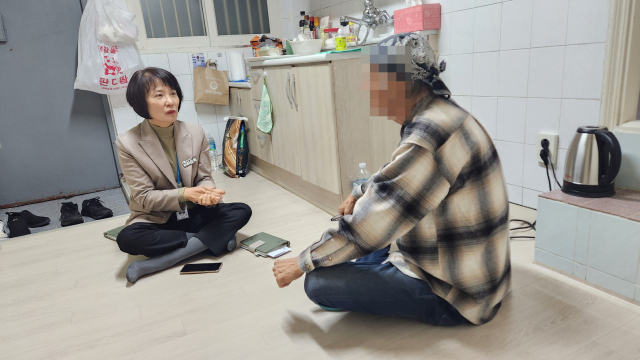 허순옥 수원시 새빛민원실 베테랑팀장이 멕시코 현지에서 갱단에 전 재산을 빼앗긴 노모씨와 만나 민원을 청취하고 있다. 사진 제공 = 수원시