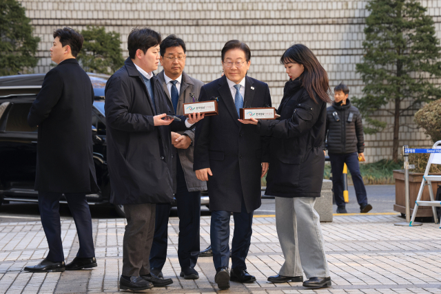 이재명 더불어민주당 대표가 26일 서울고등법원에서 열린 공직선거법 위반 혐의 사건 2심 5차 공판에 출석하고 있다. 연합뉴스