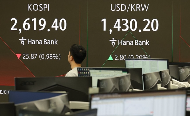 25일 오전 서울 중구 하나은행 본점 딜링룸 현황판. 연합뉴스