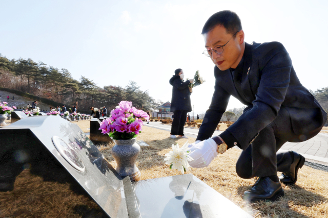 지난 24일 오전 광주 북구 국립 5·18 민주묘지에서 국민의힘 김상욱 의원이 묘역에 헌화하고 있다. 연합뉴스