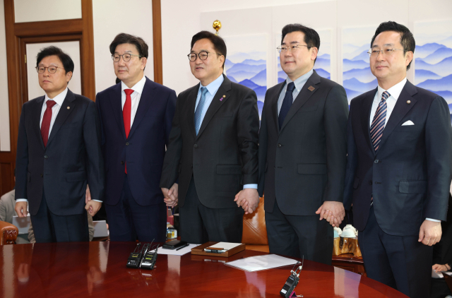 우원식(가운데) 국회의장이 26일 오전 서울 여의도 국회에서 여야 원내대표 회동을 주재하며 발언하고 있다. 왼쪽부터 박형수 국민의힘 원내수석부대표, 권성동 원내대표, 우 의장, 박찬대 더불어민주당 원내대표, 박성준 원내수석부대표. 성형주 기자