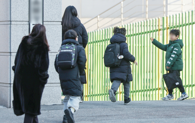 학부모들이 24일 서울의 한 초등학교에서 등교하는 자녀를 배웅하고 있다. 뉴스1