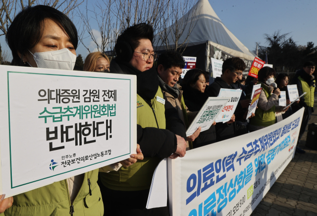 경실련, 보건의료산업노조, 한국노총, 한국환자단체연합회로 결정된 국민중심 의료개혁 연대회의 관계자들이 14일 서울 여의도 국회 앞에서 기자회견을 열고 의료인력 수급추계위원회 도입과 관련해 의료 공급자·수요자·전문가 동수 참여, 추계위 의결권 배제, 2026년 감원 부칙 조항 삭제 등을 촉구하고 있다. 연합뉴스