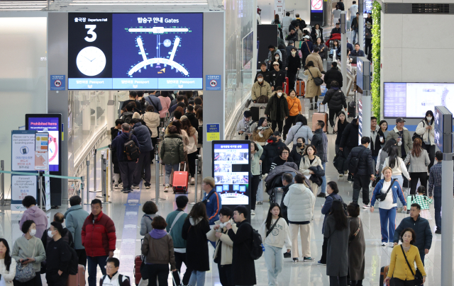 지난달 설 연휴에 인천국제공항 제1터미털 출국장이 이용객으로 붐비고 있다. 연합뉴스