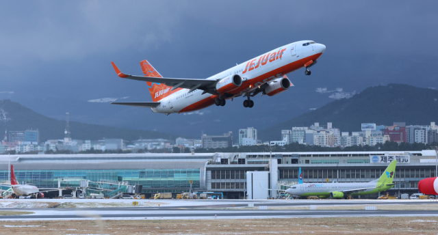 제주공항 활주로에서 제주항공 항공기가 이륙하고 있다. 제주=연합뉴스