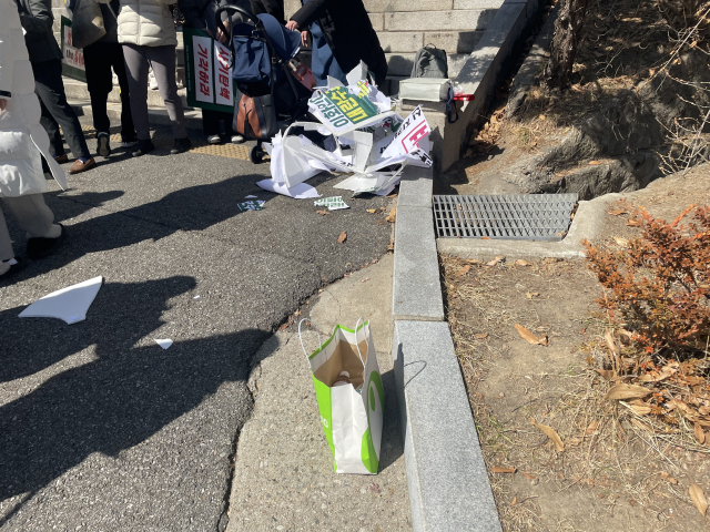 현수막과 피켓 등이 집회 현장 한 쪽에 찢긴 채 버려져 있다. 장문항 견습기자