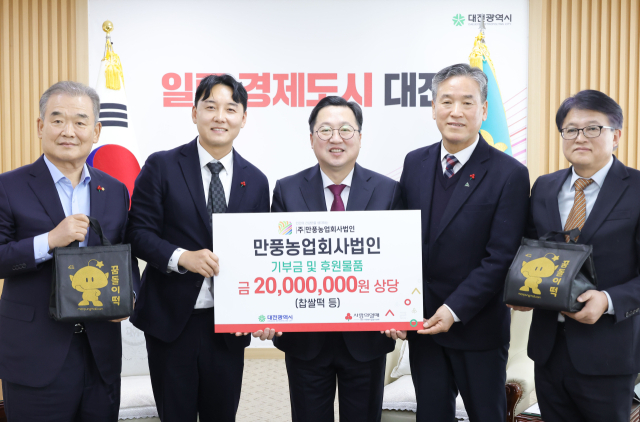 떡미당 윤석중(왼쪽 두번째) 대표가 이장우(″세번째) 대전시장에게 2000만원 상당의 떡을 기부하고 있다. 사진제공=대전시