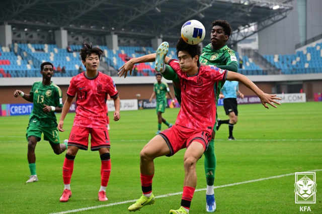 한국 20세 이하(U-20) 축구 대표팀이 2경기 연속 승부차기까지 벌이는 진땀 승부 끝에 13년 만의 아시아 정상 탈환 꿈을 접었다. 이창원 감독이 이끄는 한국 대표팀은 26일 중국 선전의 유소년 훈련 스타디움에서 열린 2025 아시아축구연맹(AFC) U-20 아시안컵 준결승전에서 사우디아라비아와 연장전까지 120분 동안 득점 없이 맞선 뒤 승부차기에서 아쉽게 2-3으로 졌다. 사진은 이날 경기 중 경합을 펼치는 양 팀 선수들. 사진 제공=대한축구협회