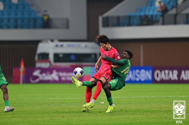 한국 20세 이하(U-20) 축구 대표팀이 2경기 연속 승부차기까지 벌이는 진땀 승부 끝에 13년 만의 아시아 정상 탈환 꿈을 접었다. 이창원 감독이 이끄는 한국 대표팀은 26일 중국 선전의 유소년 훈련 스타디움에서 열린 2025 아시아축구연맹(AFC) U-20 아시안컵 준결승전에서 사우디아라비아와 연장전까지 120분 동안 득점 없이 맞선 뒤 승부차기에서 아쉽게 2-3으로 졌다. 사진은 이날 경기 중 경합을 펼치는 양 팀 선수들. 사진 제공=대한축구협회