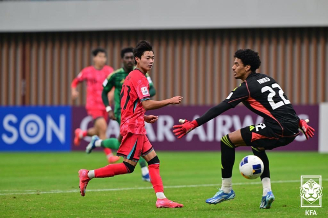 한국 20세 이하(U-20) 축구 대표팀이 2경기 연속 승부차기까지 벌이는 진땀 승부 끝에 13년 만의 아시아 정상 탈환 꿈을 접었다. 이창원 감독이 이끄는 한국 대표팀은 26일 중국 선전의 유소년 훈련 스타디움에서 열린 2025 아시아축구연맹(AFC) U-20 아시안컵 준결승전에서 사우디아라비아와 연장전까지 120분 동안 득점 없이 맞선 뒤 승부차기에서 아쉽게 2-3으로 졌다. 사진은 이날 경기 중 경합을 펼치는 양 팀 선수들. 사진 제공=대한축구협회