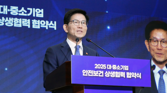 김문수 고용노동부 장관이 26일 서울 중구 은행회관에서 열린 2025년 대·중소기업 안전보건 상생협력 협약식에서 발언하고 있다. 연합뉴스